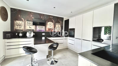 Maison - 273 m² - 12 pièces