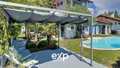 Villa - 219 m² - 9 pièces