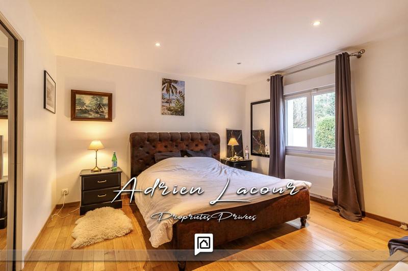 Maison - 222 m² - 12 pièces