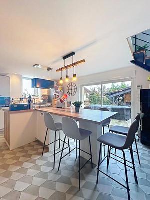 Maison en pierre - 254 m² - 7 pièces