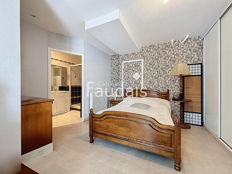 Maison - 195 m² - 7 pièces