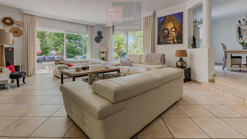 Maison - 250 m² - 8 pièces