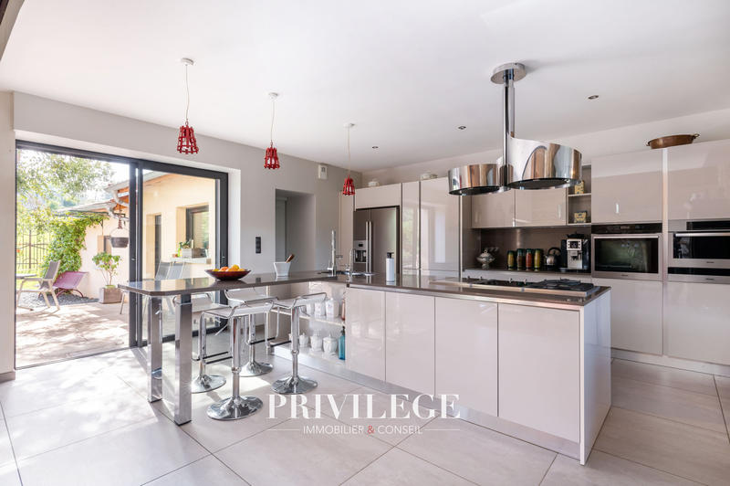 Propriété - 304 m² - 6 pièces