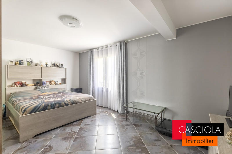 Maison - 212 m² - 9 pièces