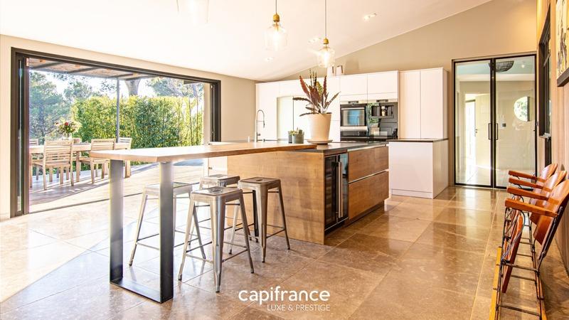 Propriété - 342 m² - 10 pièces