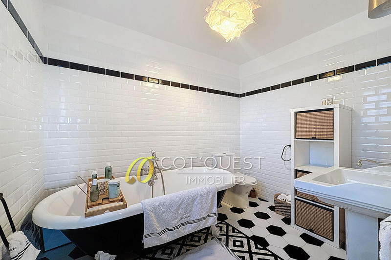 Maison - 305 m² - 7 pièces