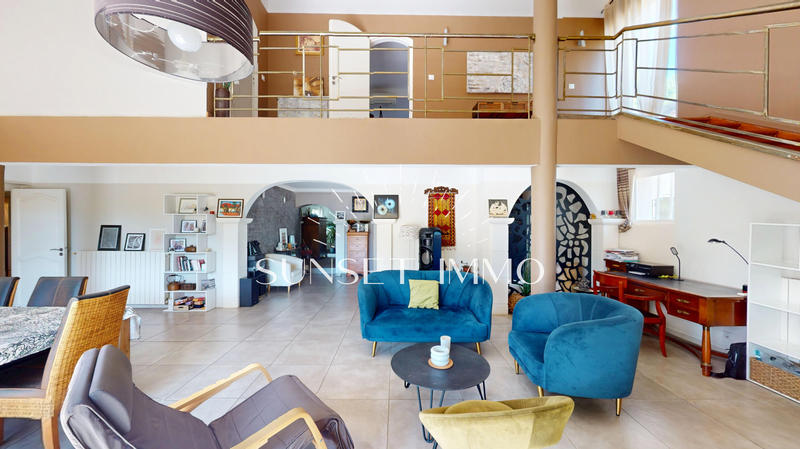 Maison - 273 m² - 7 pièces