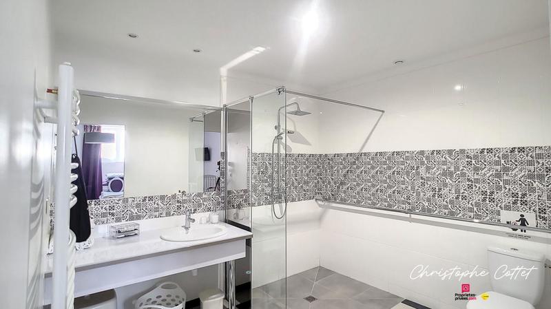 Maison - 330 m² - 9 pièces