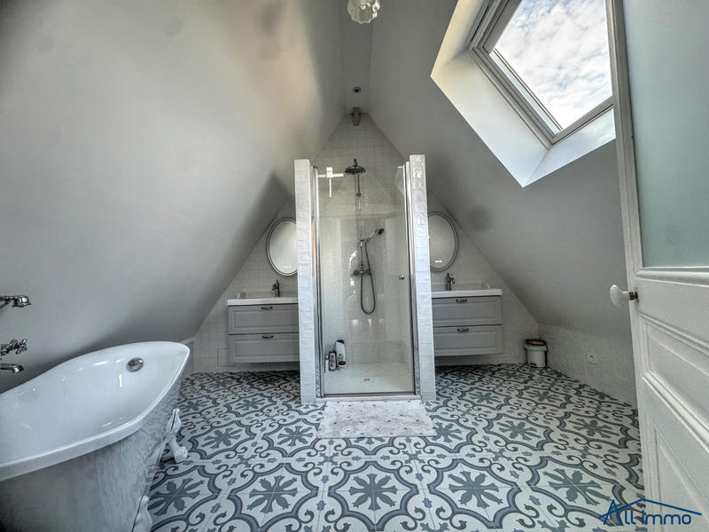 Maison - 280 m² - 7 pièces