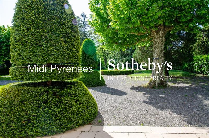 Château - 1 573 m² - 36 pièces