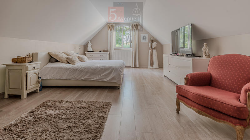 Maison - 250 m² - 8 pièces