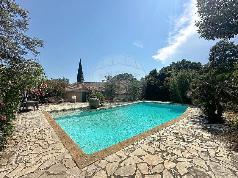 Maison - 220 m² - 8 pièces