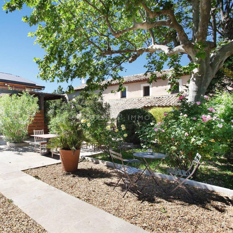 Maison - 1 745 m² - 50 pièces