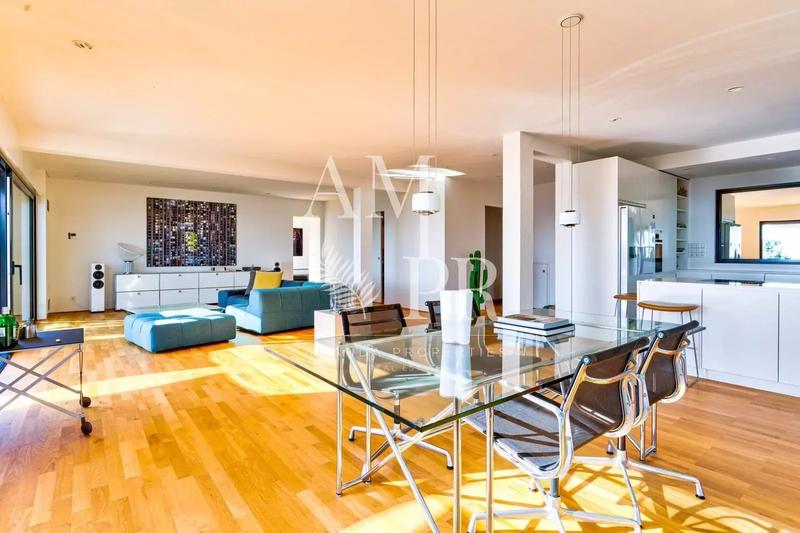 Villa - 300 m² - 8 pièces