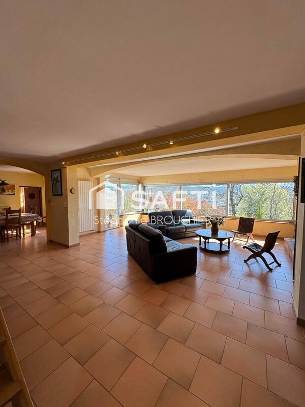 Maison - 226 m² - 8 pièces