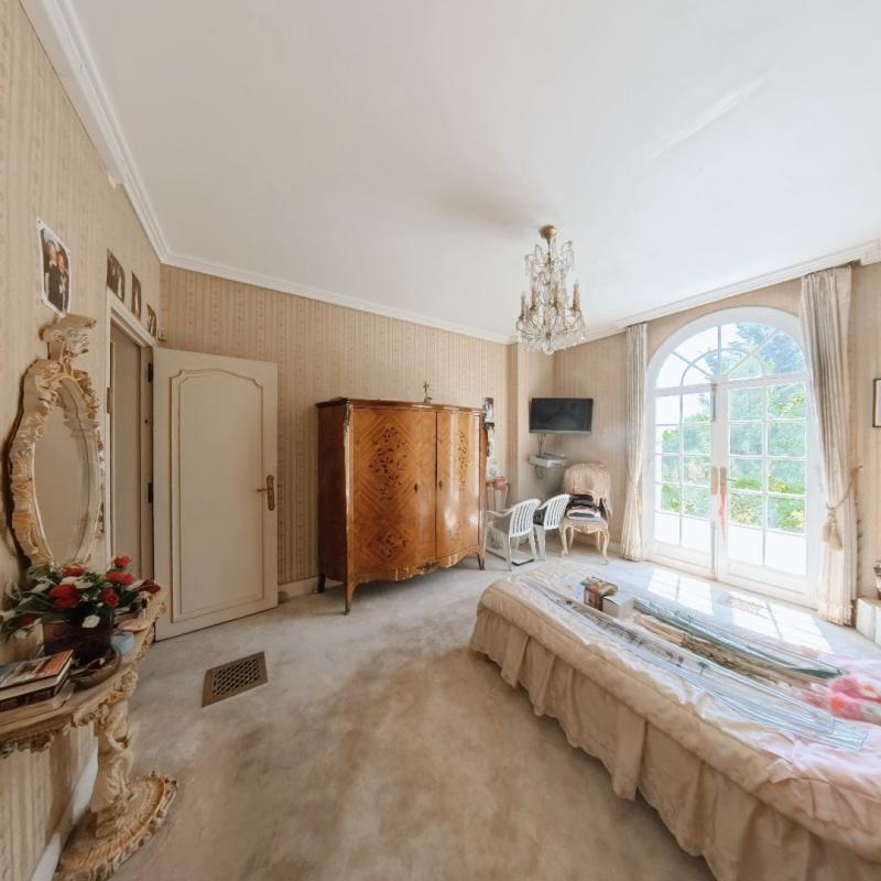 Maison - 325 m² - 11 pièces