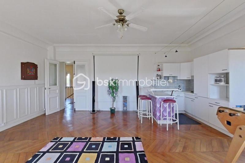 Demeure - 323 m² - 11 pièces