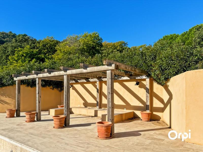 Mas - 261 m² - 6 pièces