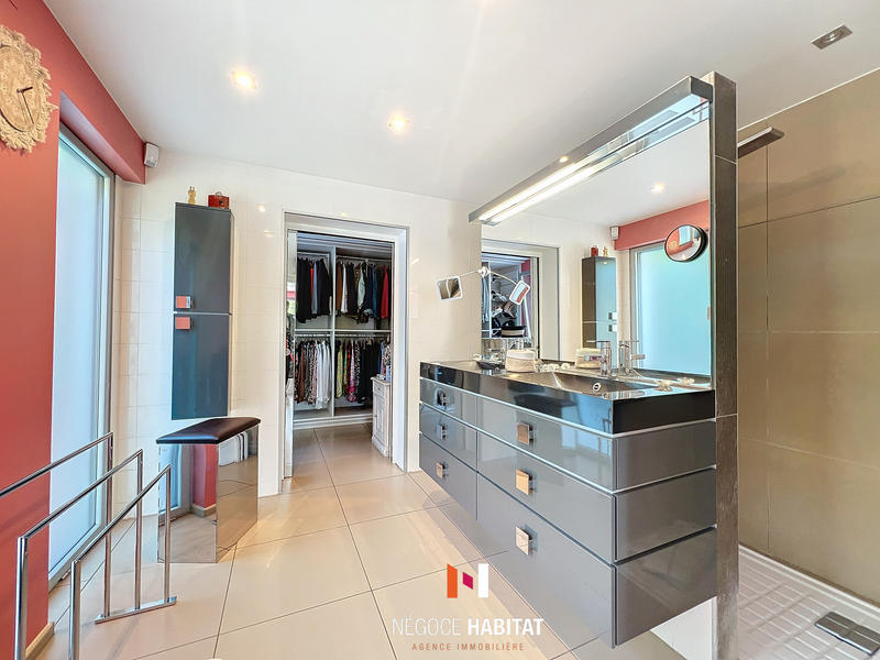 Maison - 251 m² - 6 pièces