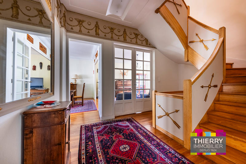 Maison - 238 m² - 8 pièces