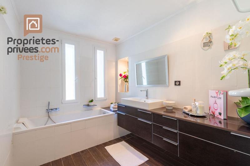 Maison - 305 m² - 10 pièces