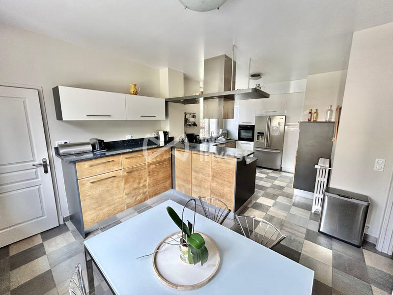 Maison - 240 m² - 8 pièces