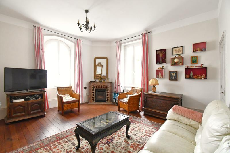 Maison - 230 m² - 8 pièces