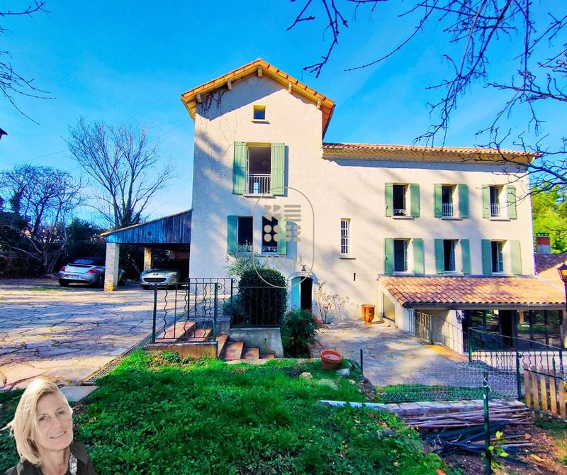 Maison - 270 m² - 8 pièces