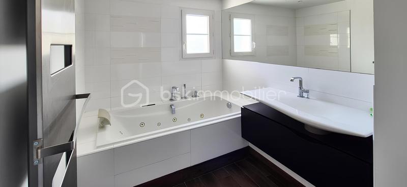 Demeure - 268 m² - 9 pièces