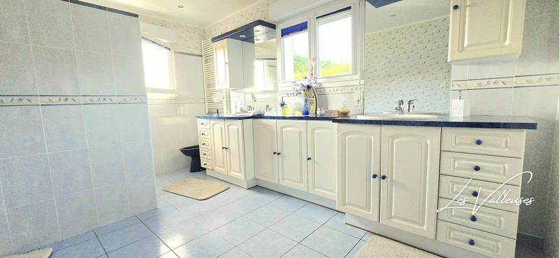 Maison traditionnelle - 185 m² - 8 pièces