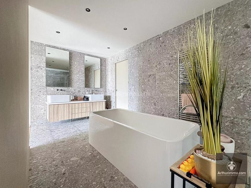 Maison - 260 m² - 6 pièces