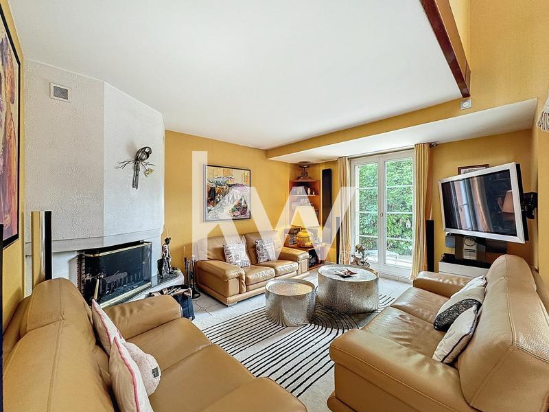 Maison - 213 m² - 8 pièces