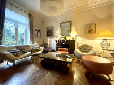 Maison - 210 m² - 9 pièces