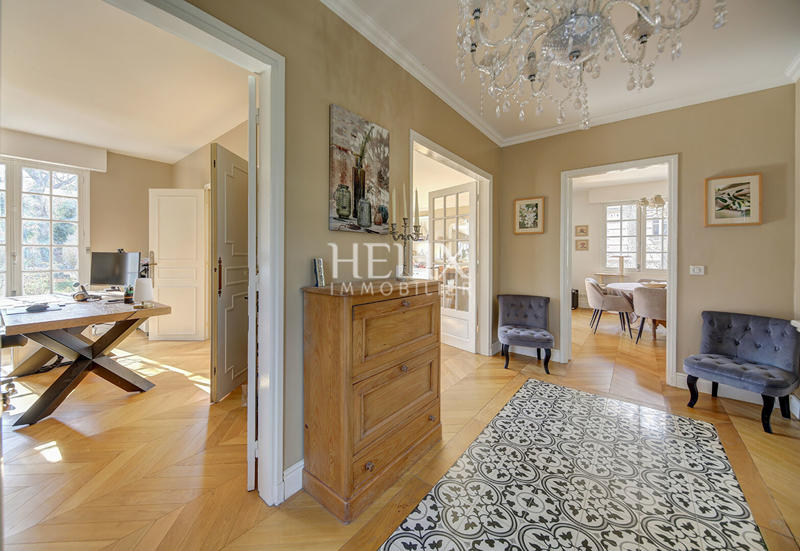 Maison - 250 m² - 8 pièces