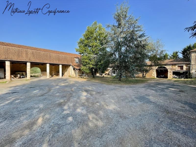 Maison - 270 m² - 9 pièces