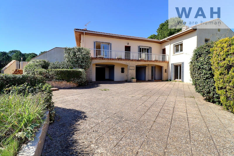 Villa - 241 m² - 10 pièces