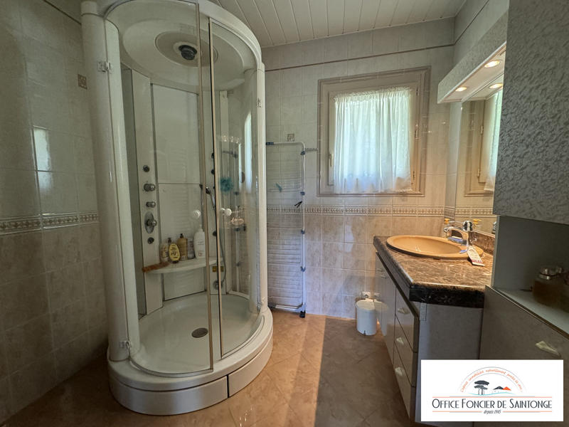 Maison traditionnelle - 240 m² - 8 pièces