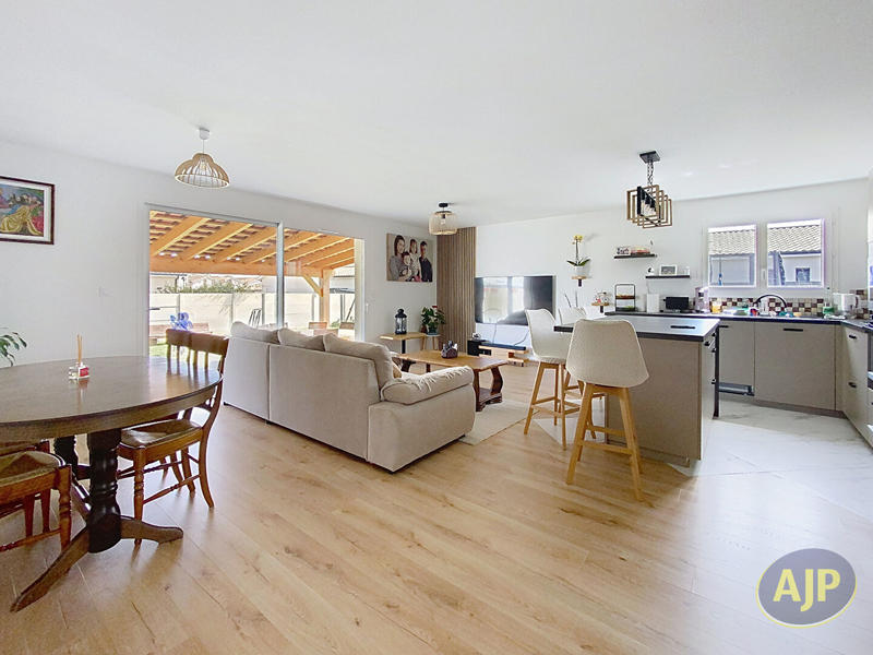 Maison - 90 m² - 5 pièces