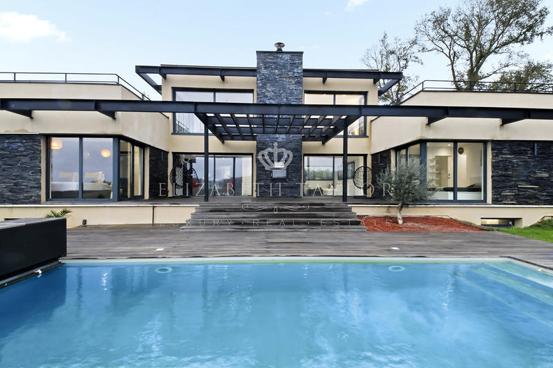 Propriété - 310 m² - 10 pièces