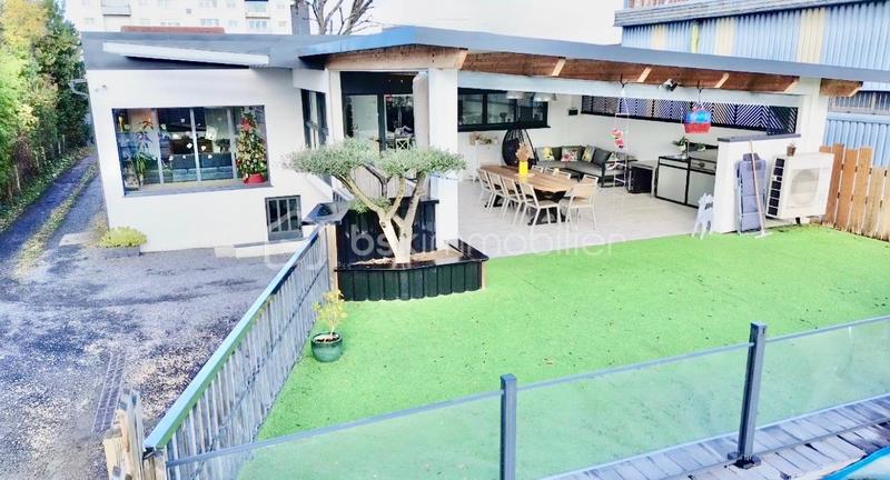 Propriété - 293 m² - 6 pièces