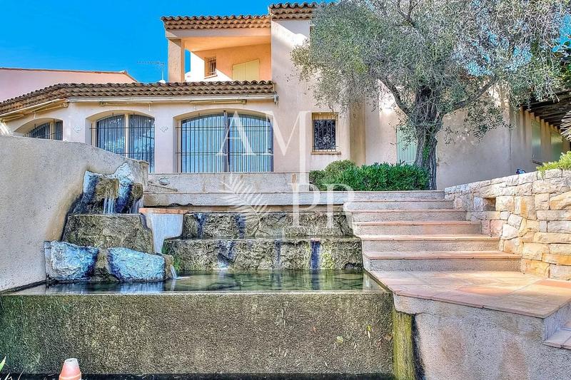 Maison - 385 m² - 9 pièces