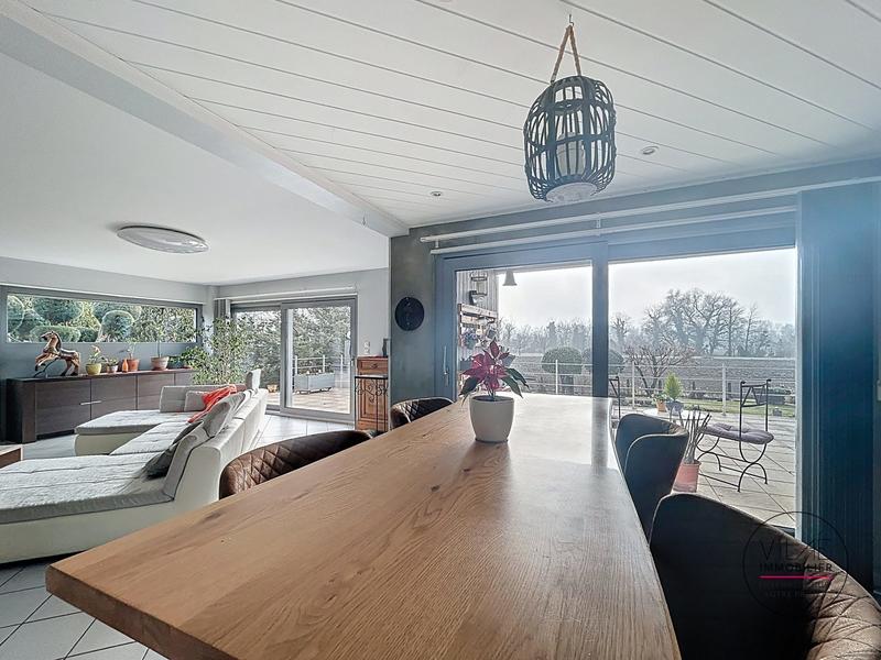 Maison - 235 m² - 8 pièces