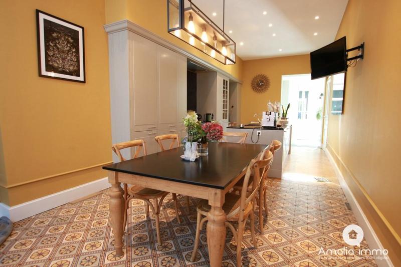 Demeure - 270 m² - 10 pièces