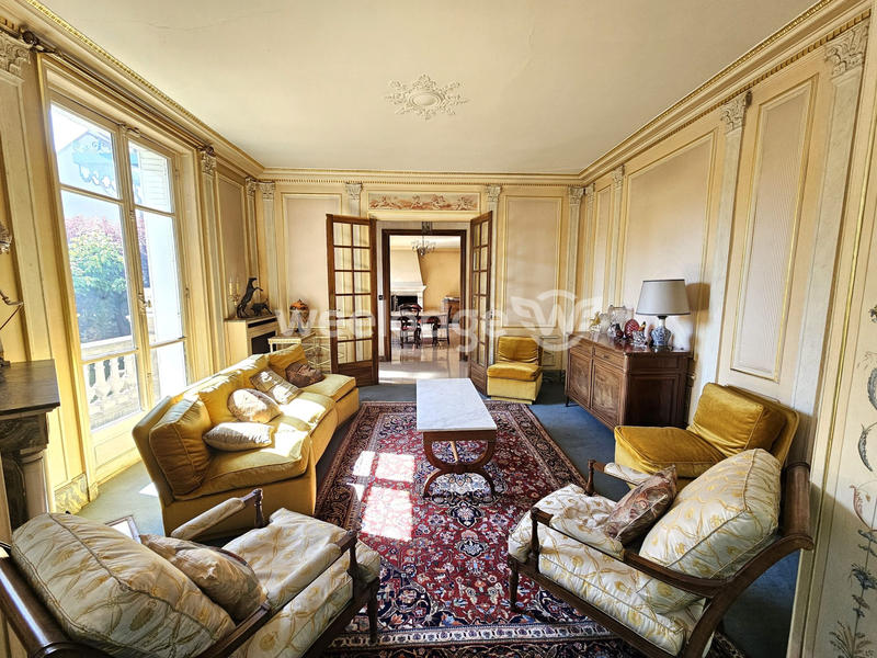 Maison - 250 m² - 10 pièces