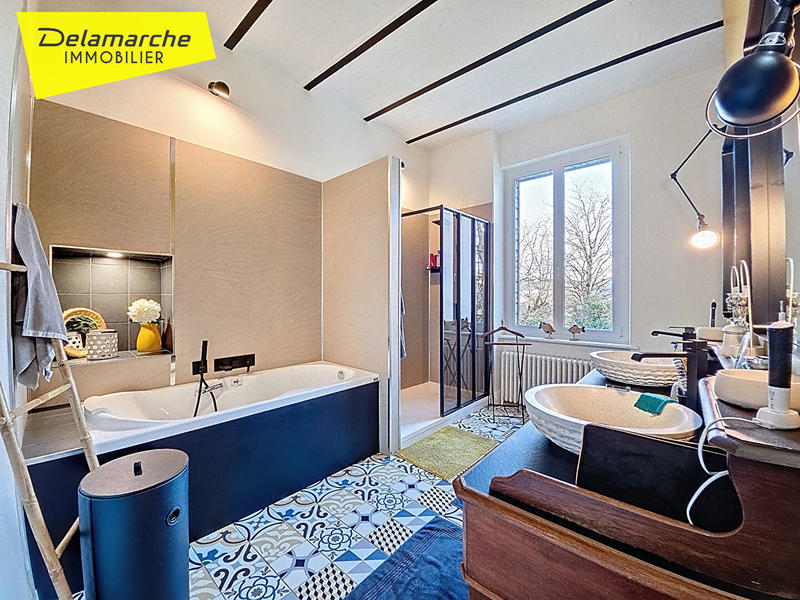 Maison - 325 m² - 11 pièces