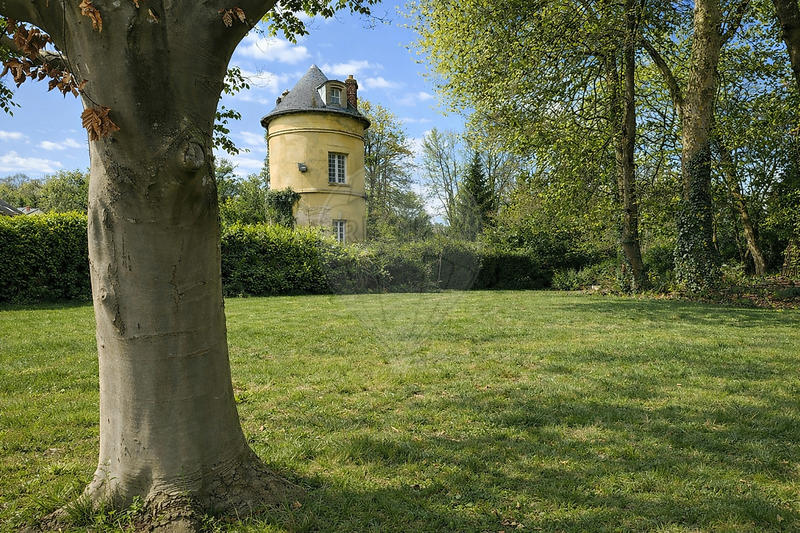 Maison - 1 000 m² - 20 pièces