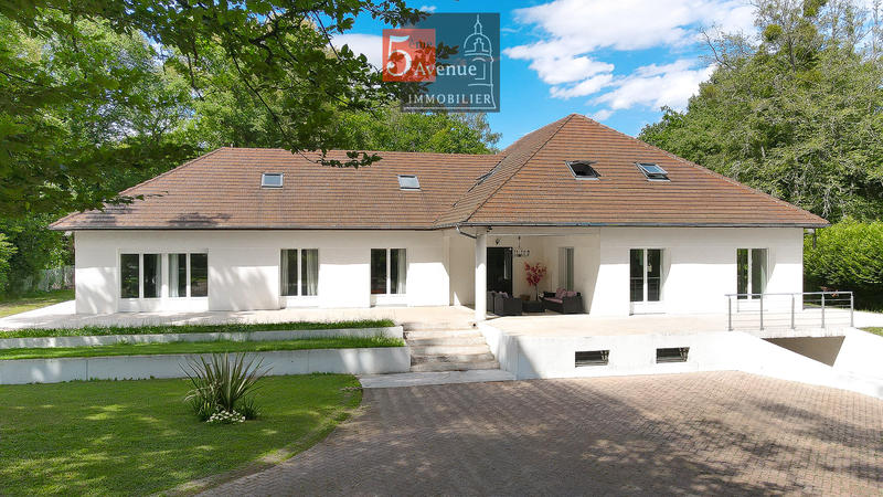 Maison - 450 m² - 9 pièces