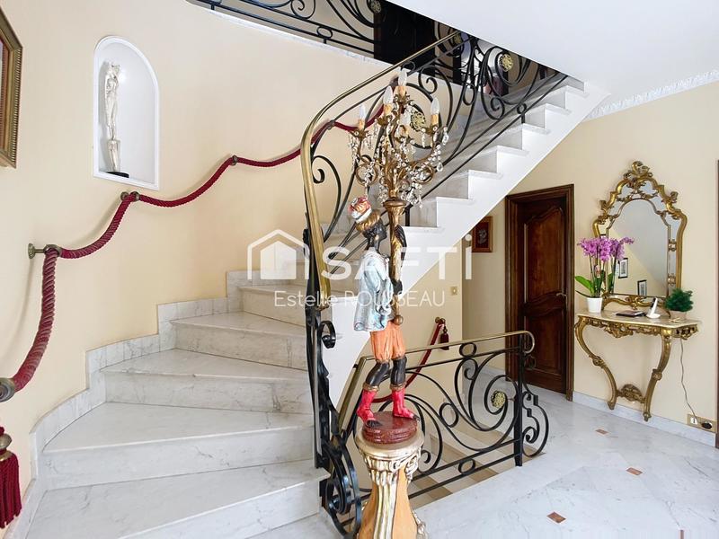 Maison - 221 m² - 7 pièces