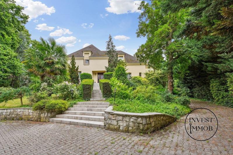 Maison traditionnelle - 365 m² - 12 pièces