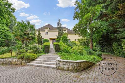 Maison traditionnelle - 365 m² - 12 pièces